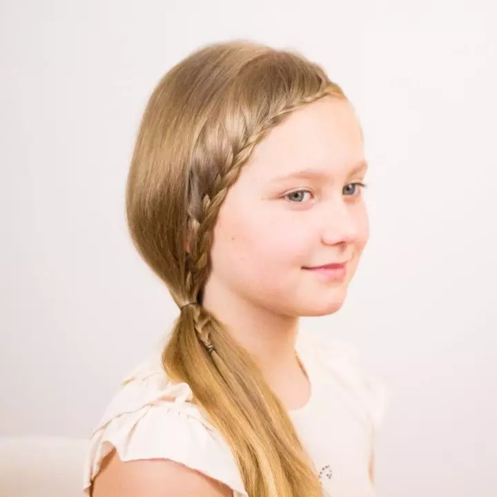 Coafuri pentru fete (90 de fotografii): Cum să faci coafuri frumoase și abrupte pentru copii? Cele mai tari opțiuni pentru coafura copiilor cu panglici și alte accesorii pas cu pas 16809_37