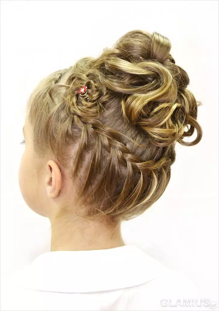 Hairstyles for girls (90 ფოტო): როგორ გააკეთოს ლამაზი და ციცაბო hairstyles ბავშვებისთვის? ყველაზე მაგარი პარამეტრები ბავშვთა hairstyles ერთად ribbons და სხვა აქსესუარები ეტაპობრივად 16809_38