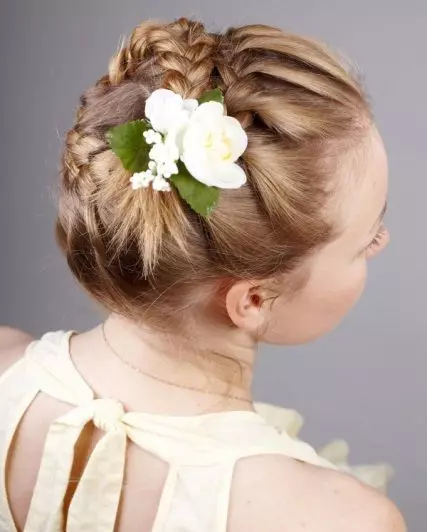 Hairstyles for girls (90 ფოტო): როგორ გააკეთოს ლამაზი და ციცაბო hairstyles ბავშვებისთვის? ყველაზე მაგარი პარამეტრები ბავშვთა hairstyles ერთად ribbons და სხვა აქსესუარები ეტაპობრივად 16809_40
