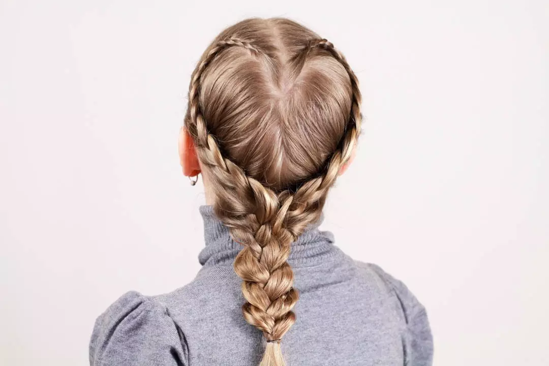 Hairstyles for girls (90 ფოტო): როგორ გააკეთოს ლამაზი და ციცაბო hairstyles ბავშვებისთვის? ყველაზე მაგარი პარამეტრები ბავშვთა hairstyles ერთად ribbons და სხვა აქსესუარები ეტაპობრივად 16809_42