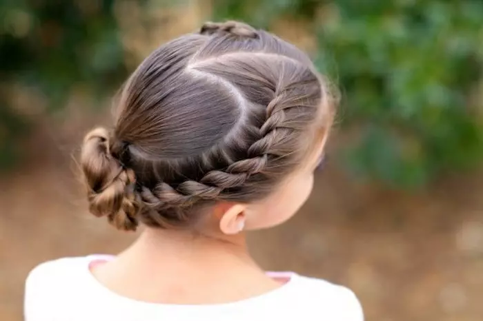 Hairstyles for girls (90 ფოტო): როგორ გააკეთოს ლამაზი და ციცაბო hairstyles ბავშვებისთვის? ყველაზე მაგარი პარამეტრები ბავშვთა hairstyles ერთად ribbons და სხვა აქსესუარები ეტაპობრივად 16809_43
