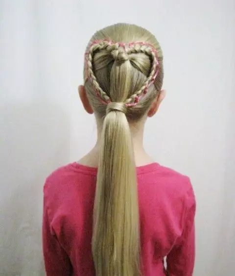 Hairstyles for girls (90 ფოტო): როგორ გააკეთოს ლამაზი და ციცაბო hairstyles ბავშვებისთვის? ყველაზე მაგარი პარამეტრები ბავშვთა hairstyles ერთად ribbons და სხვა აქსესუარები ეტაპობრივად 16809_45