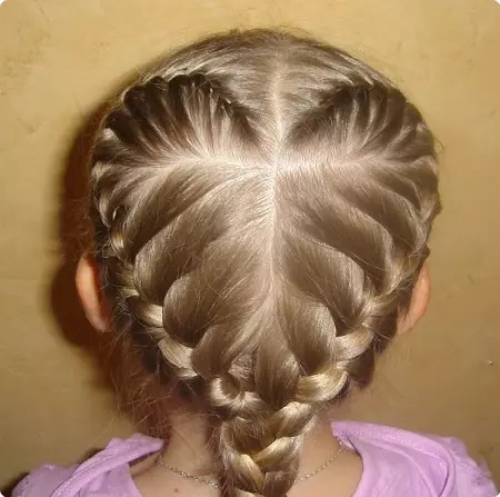 Hairstyles for girls (90 ფოტო): როგორ გააკეთოს ლამაზი და ციცაბო hairstyles ბავშვებისთვის? ყველაზე მაგარი პარამეტრები ბავშვთა hairstyles ერთად ribbons და სხვა აქსესუარები ეტაპობრივად 16809_47