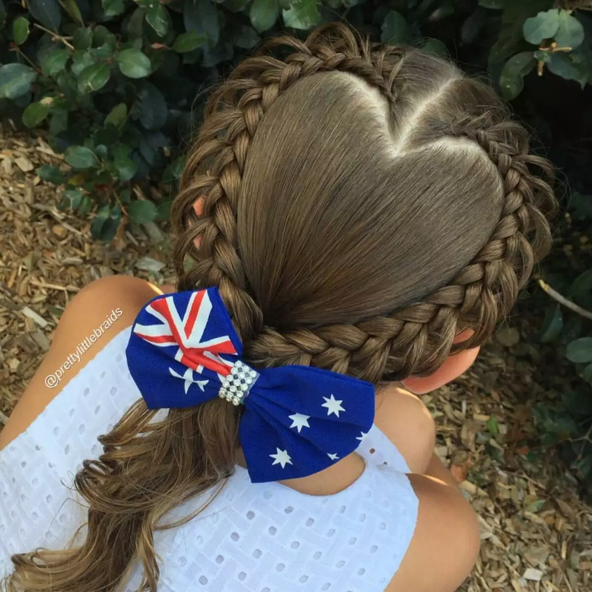 Hairstyles for girls (90 ფოტო): როგორ გააკეთოს ლამაზი და ციცაბო hairstyles ბავშვებისთვის? ყველაზე მაგარი პარამეტრები ბავშვთა hairstyles ერთად ribbons და სხვა აქსესუარები ეტაპობრივად 16809_48
