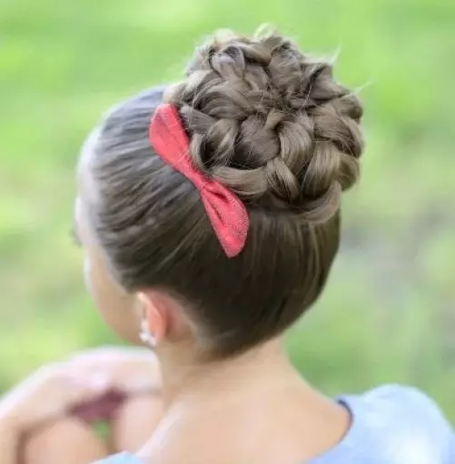 Hairstyles for girls (90 ფოტო): როგორ გააკეთოს ლამაზი და ციცაბო hairstyles ბავშვებისთვის? ყველაზე მაგარი პარამეტრები ბავშვთა hairstyles ერთად ribbons და სხვა აქსესუარები ეტაპობრივად 16809_50