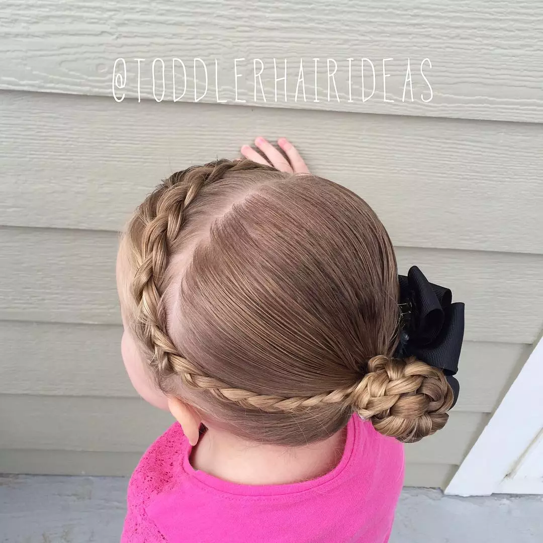 Hairstyles for girls (90 ფოტო): როგორ გააკეთოს ლამაზი და ციცაბო hairstyles ბავშვებისთვის? ყველაზე მაგარი პარამეტრები ბავშვთა hairstyles ერთად ribbons და სხვა აქსესუარები ეტაპობრივად 16809_53