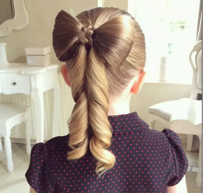 Hairstyles for girls (90 ფოტო): როგორ გააკეთოს ლამაზი და ციცაბო hairstyles ბავშვებისთვის? ყველაზე მაგარი პარამეტრები ბავშვთა hairstyles ერთად ribbons და სხვა აქსესუარები ეტაპობრივად 16809_60