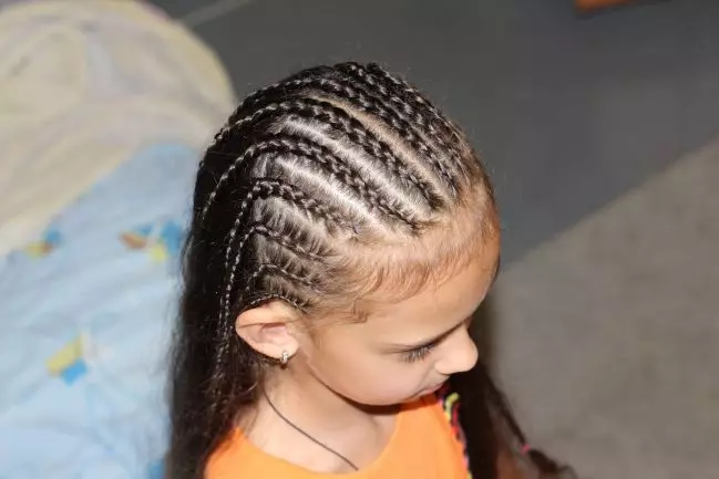 Hairstyles for girls (90 ფოტო): როგორ გააკეთოს ლამაზი და ციცაბო hairstyles ბავშვებისთვის? ყველაზე მაგარი პარამეტრები ბავშვთა hairstyles ერთად ribbons და სხვა აქსესუარები ეტაპობრივად 16809_64