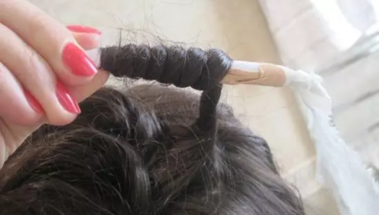 Hairstyles for girls (90 ფოტო): როგორ გააკეთოს ლამაზი და ციცაბო hairstyles ბავშვებისთვის? ყველაზე მაგარი პარამეტრები ბავშვთა hairstyles ერთად ribbons და სხვა აქსესუარები ეტაპობრივად 16809_65