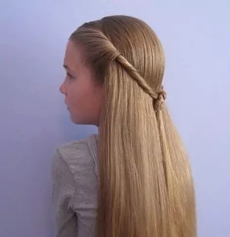 Hairstyles for girls (90 ფოტო): როგორ გააკეთოს ლამაზი და ციცაბო hairstyles ბავშვებისთვის? ყველაზე მაგარი პარამეტრები ბავშვთა hairstyles ერთად ribbons და სხვა აქსესუარები ეტაპობრივად 16809_72