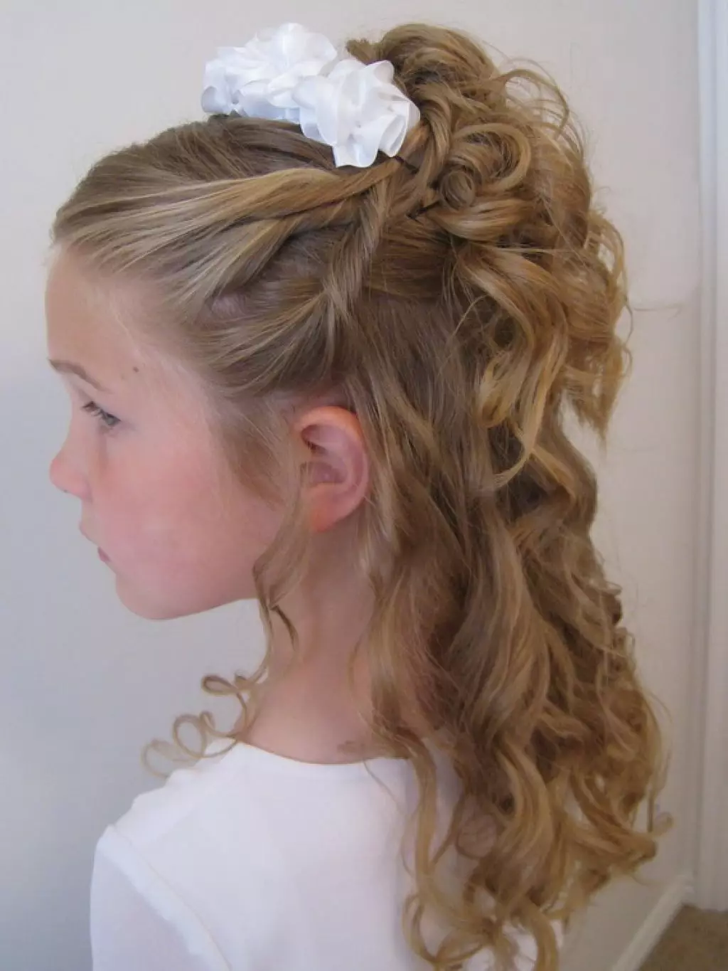 Hairstyles for girls (90 ფოტო): როგორ გააკეთოს ლამაზი და ციცაბო hairstyles ბავშვებისთვის? ყველაზე მაგარი პარამეტრები ბავშვთა hairstyles ერთად ribbons და სხვა აქსესუარები ეტაპობრივად 16809_75