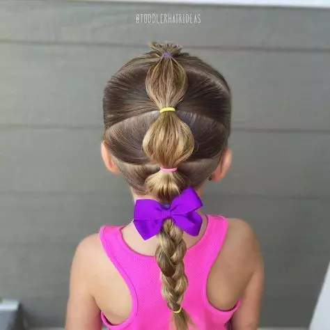 Hairstyles for girls (90 ფოტო): როგორ გააკეთოს ლამაზი და ციცაბო hairstyles ბავშვებისთვის? ყველაზე მაგარი პარამეტრები ბავშვთა hairstyles ერთად ribbons და სხვა აქსესუარები ეტაპობრივად 16809_76