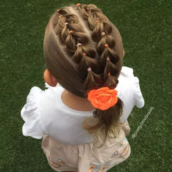 Hairstyles for girls (90 ფოტო): როგორ გააკეთოს ლამაზი და ციცაბო hairstyles ბავშვებისთვის? ყველაზე მაგარი პარამეტრები ბავშვთა hairstyles ერთად ribbons და სხვა აქსესუარები ეტაპობრივად 16809_78
