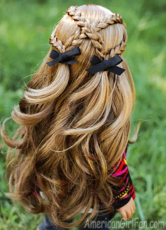 Hairstyles for girls (90 ფოტო): როგორ გააკეთოს ლამაზი და ციცაბო hairstyles ბავშვებისთვის? ყველაზე მაგარი პარამეტრები ბავშვთა hairstyles ერთად ribbons და სხვა აქსესუარები ეტაპობრივად 16809_80