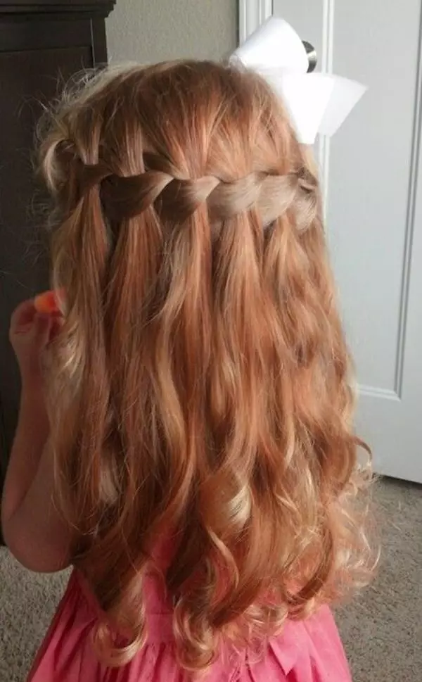 Hairstyles for girls (90 ფოტო): როგორ გააკეთოს ლამაზი და ციცაბო hairstyles ბავშვებისთვის? ყველაზე მაგარი პარამეტრები ბავშვთა hairstyles ერთად ribbons და სხვა აქსესუარები ეტაპობრივად 16809_81
