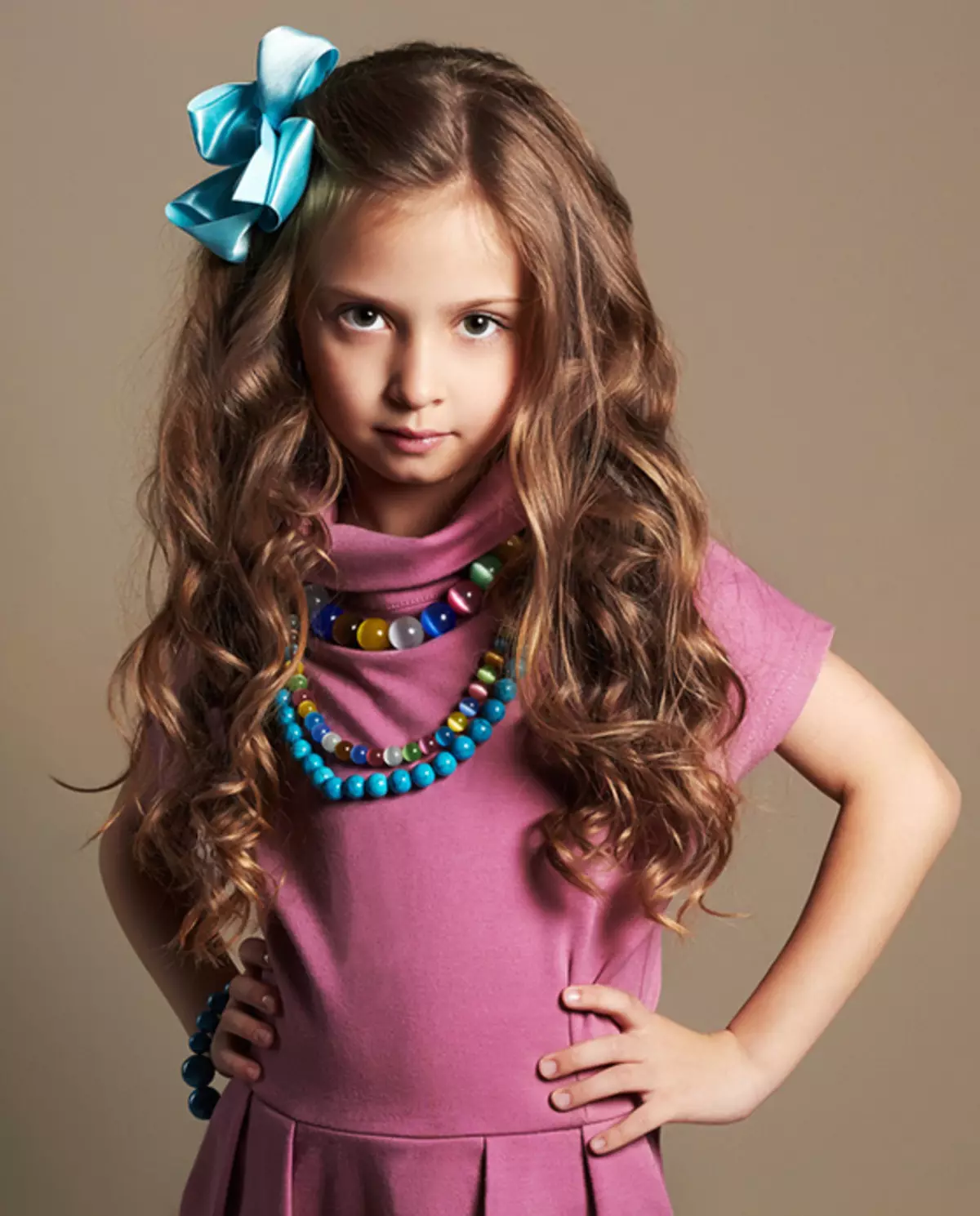 Hairstyles for girls (90 ფოტო): როგორ გააკეთოს ლამაზი და ციცაბო hairstyles ბავშვებისთვის? ყველაზე მაგარი პარამეტრები ბავშვთა hairstyles ერთად ribbons და სხვა აქსესუარები ეტაპობრივად 16809_82
