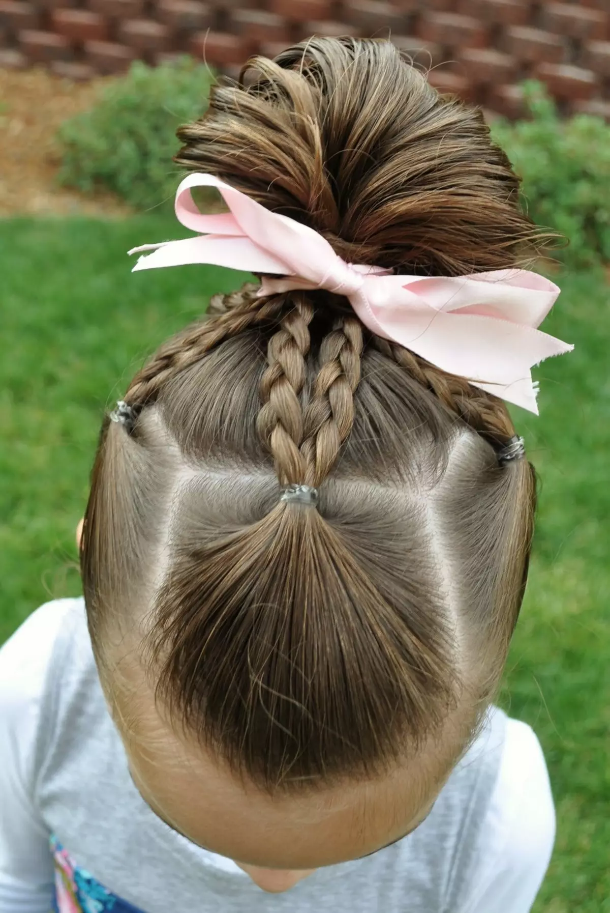 Hairstyles for girls (90 ფოტო): როგორ გააკეთოს ლამაზი და ციცაბო hairstyles ბავშვებისთვის? ყველაზე მაგარი პარამეტრები ბავშვთა hairstyles ერთად ribbons და სხვა აქსესუარები ეტაპობრივად 16809_84