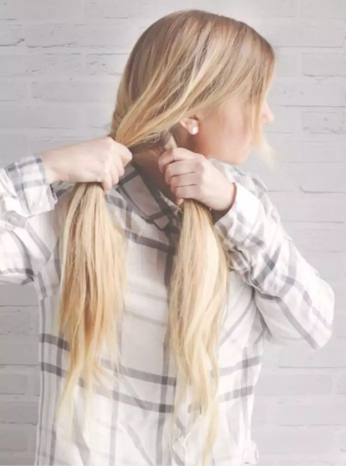 Hairstyles for girls (90 ფოტო): როგორ გააკეთოს ლამაზი და ციცაბო hairstyles ბავშვებისთვის? ყველაზე მაგარი პარამეტრები ბავშვთა hairstyles ერთად ribbons და სხვა აქსესუარები ეტაპობრივად 16809_85