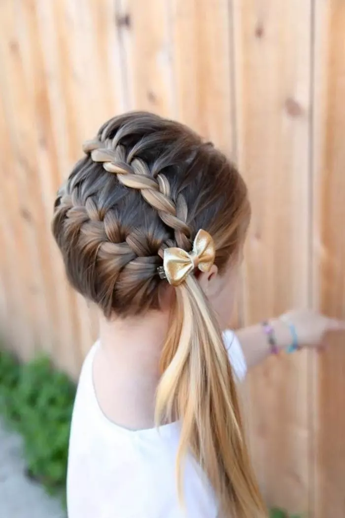 Hairstyles for girls (90 ფოტო): როგორ გააკეთოს ლამაზი და ციცაბო hairstyles ბავშვებისთვის? ყველაზე მაგარი პარამეტრები ბავშვთა hairstyles ერთად ribbons და სხვა აქსესუარები ეტაპობრივად 16809_9