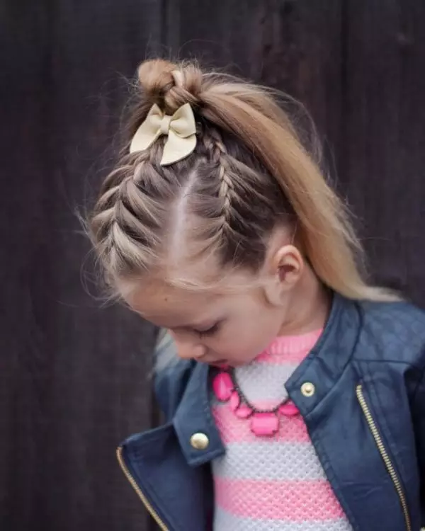 Hairstyles voor meisjes voor elke dag (74 foto's): maak een eenvoudige mooie casual kapsels van kinderen voor meisjes 6, 8 en 14 jaar in 5 minuten 16810_10