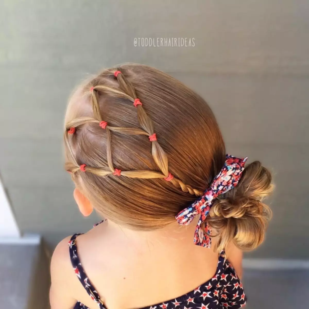 თმის ვარცხნილობა გოგონებისათვის ყოველდღე (74 ფოტო): ჩადება ბავშვთა მარტივი ლამაზი შემთხვევითი hairstyles გოგონების 6, 8 და 14 წლის განმავლობაში 5 წუთში 16810_18