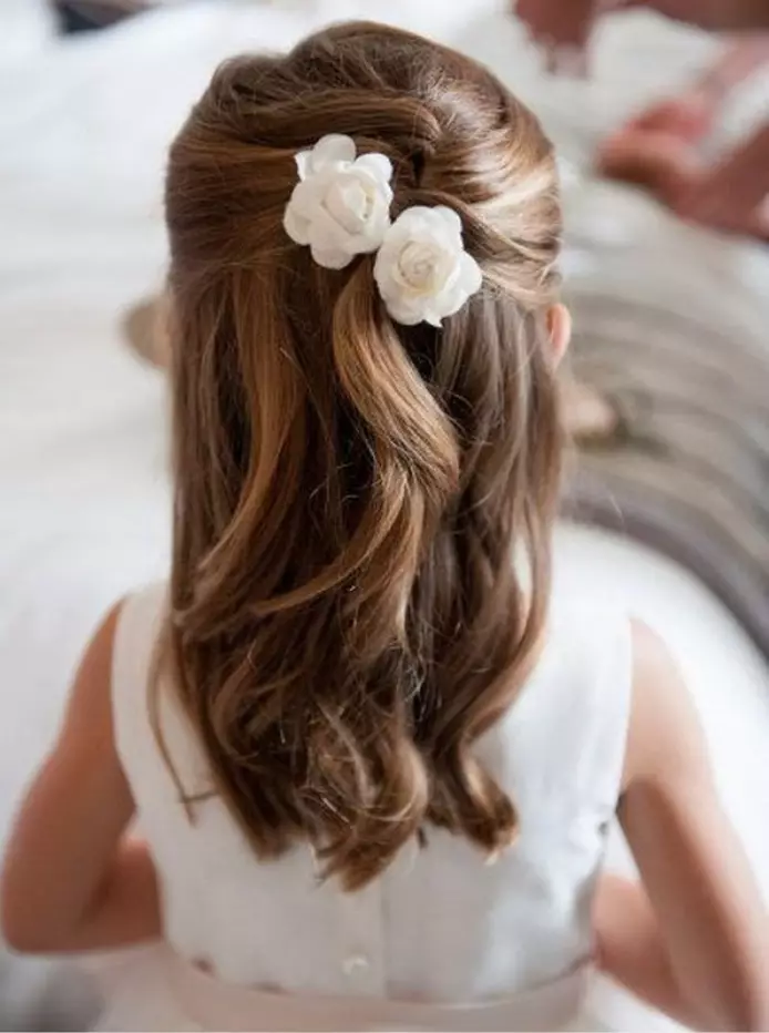 თმის ვარცხნილობა გოგონებისათვის ყოველდღე (74 ფოტო): ჩადება ბავშვთა მარტივი ლამაზი შემთხვევითი hairstyles გოგონების 6, 8 და 14 წლის განმავლობაში 5 წუთში 16810_20