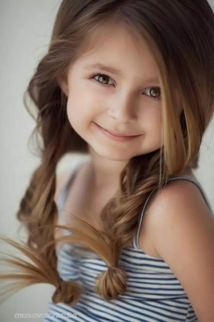 თმის ვარცხნილობა გოგონებისათვის ყოველდღე (74 ფოტო): ჩადება ბავშვთა მარტივი ლამაზი შემთხვევითი hairstyles გოგონების 6, 8 და 14 წლის განმავლობაში 5 წუთში 16810_3