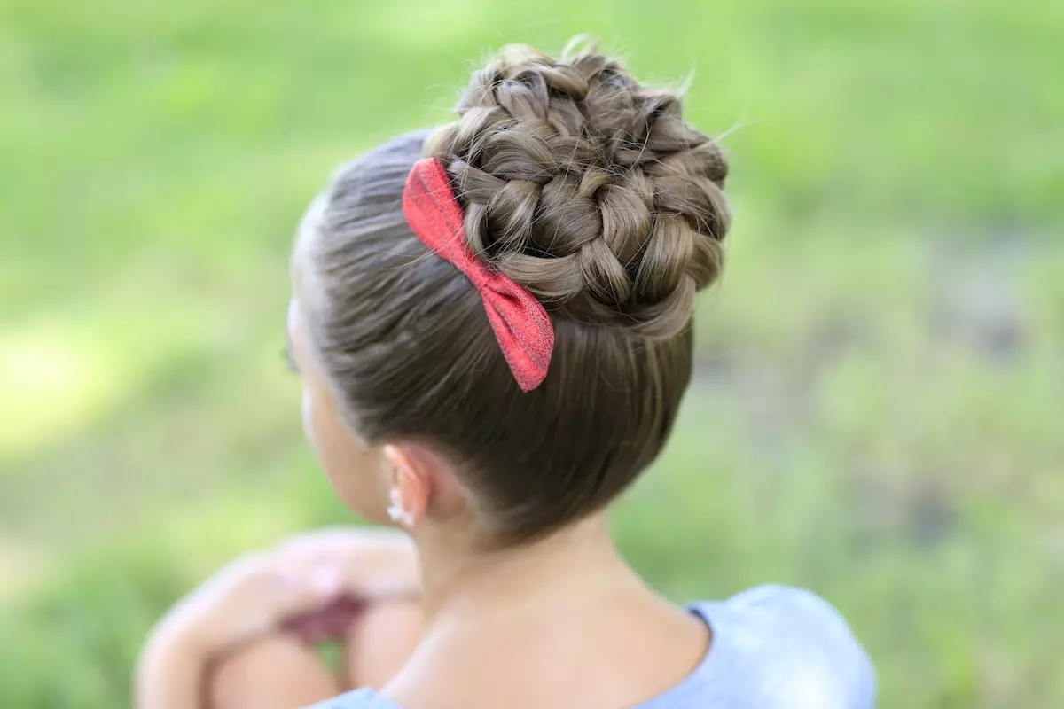 თმის ვარცხნილობა გოგონებისათვის ყოველდღე (74 ფოტო): ჩადება ბავშვთა მარტივი ლამაზი შემთხვევითი hairstyles გოგონების 6, 8 და 14 წლის განმავლობაში 5 წუთში 16810_37