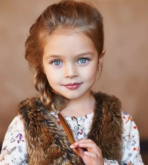Hairstyles voor meisjes voor elke dag (74 foto's): maak een eenvoudige mooie casual kapsels van kinderen voor meisjes 6, 8 en 14 jaar in 5 minuten 16810_4