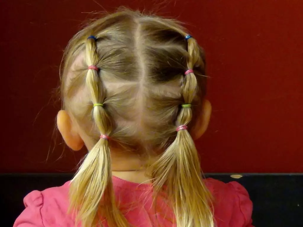 ہر دن لڑکیوں کے لئے Hairstyles (74 فوٹو): 5 منٹ میں لڑکیوں کے لئے بچوں کے سادہ خوبصورت آرام دہ اور پرسکون hairstyles بنائیں 6، 8 اور 14 سال 5 منٹ میں 16810_42