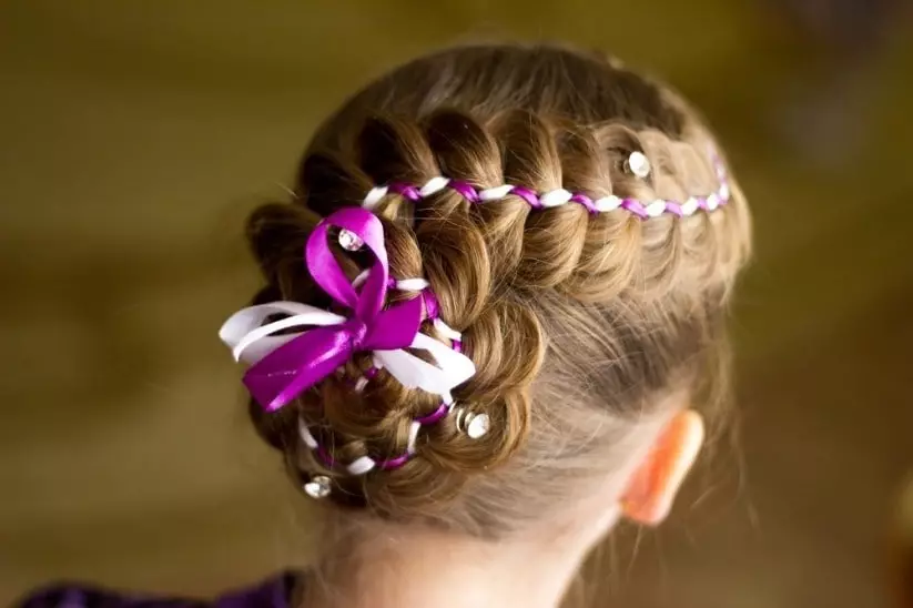 ہر دن لڑکیوں کے لئے Hairstyles (74 فوٹو): 5 منٹ میں لڑکیوں کے لئے بچوں کے سادہ خوبصورت آرام دہ اور پرسکون hairstyles بنائیں 6، 8 اور 14 سال 5 منٹ میں 16810_44