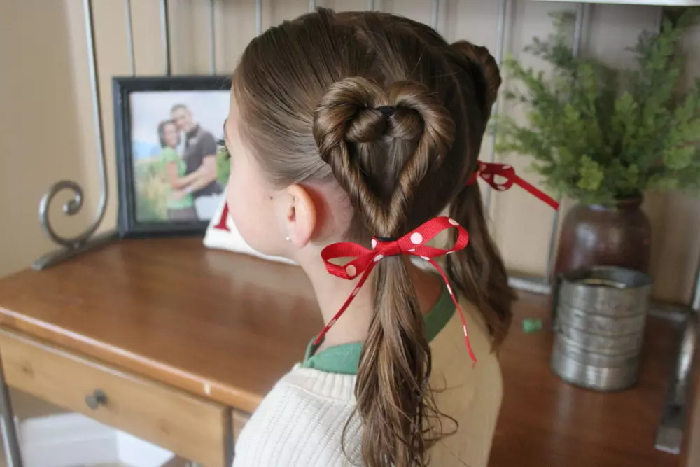 თმის ვარცხნილობა გოგონებისათვის ყოველდღე (74 ფოტო): ჩადება ბავშვთა მარტივი ლამაზი შემთხვევითი hairstyles გოგონების 6, 8 და 14 წლის განმავლობაში 5 წუთში 16810_45