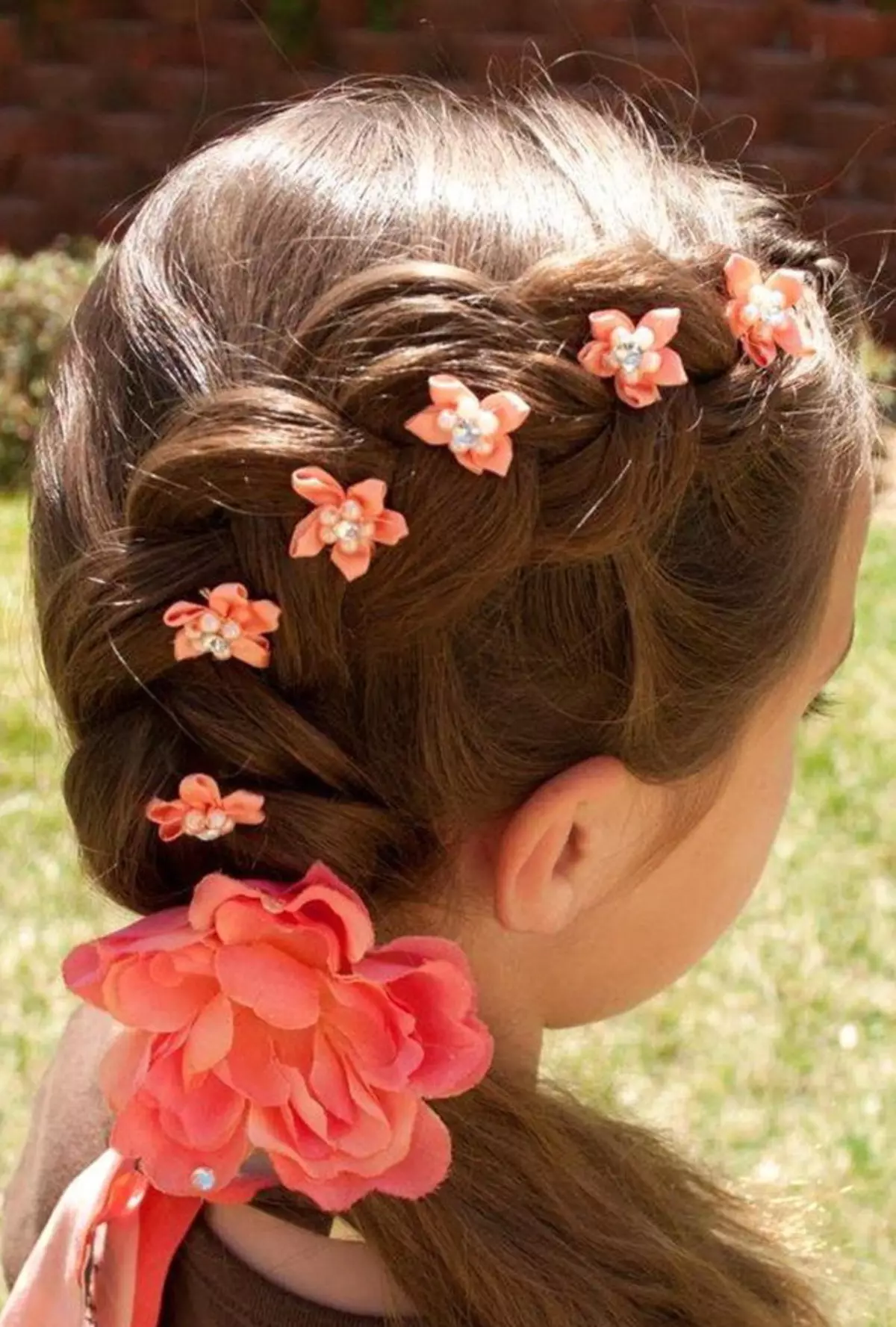 თმის ვარცხნილობა გოგონებისათვის ყოველდღე (74 ფოტო): ჩადება ბავშვთა მარტივი ლამაზი შემთხვევითი hairstyles გოგონების 6, 8 და 14 წლის განმავლობაში 5 წუთში 16810_47