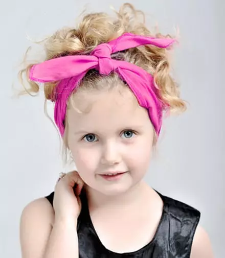 Hairstyles voor meisjes voor elke dag (74 foto's): maak een eenvoudige mooie casual kapsels van kinderen voor meisjes 6, 8 en 14 jaar in 5 minuten 16810_49