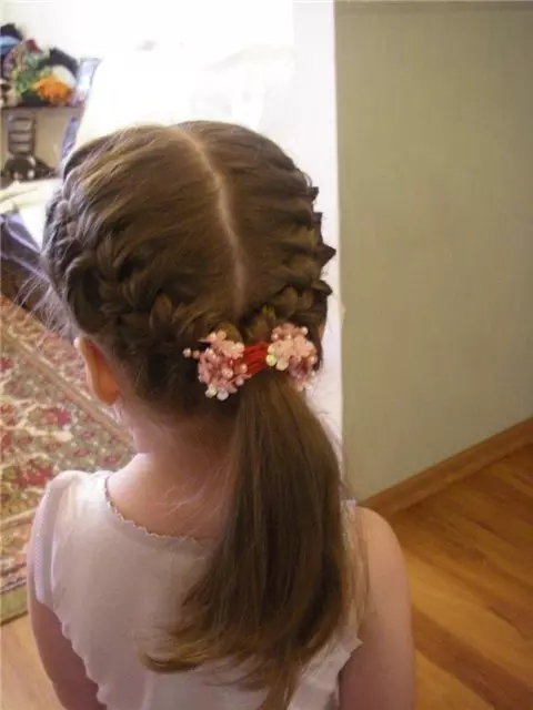Hairstyles voor meisjes voor elke dag (74 foto's): maak een eenvoudige mooie casual kapsels van kinderen voor meisjes 6, 8 en 14 jaar in 5 minuten 16810_6
