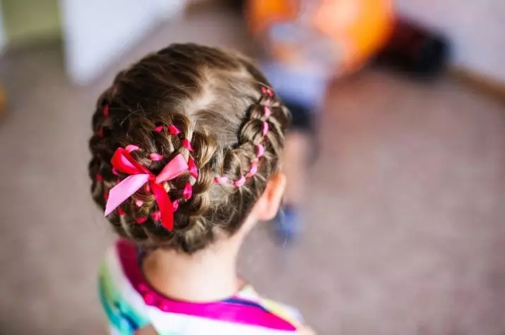 თმის ვარცხნილობა გოგონებისათვის ყოველდღე (74 ფოტო): ჩადება ბავშვთა მარტივი ლამაზი შემთხვევითი hairstyles გოგონების 6, 8 და 14 წლის განმავლობაში 5 წუთში 16810_61
