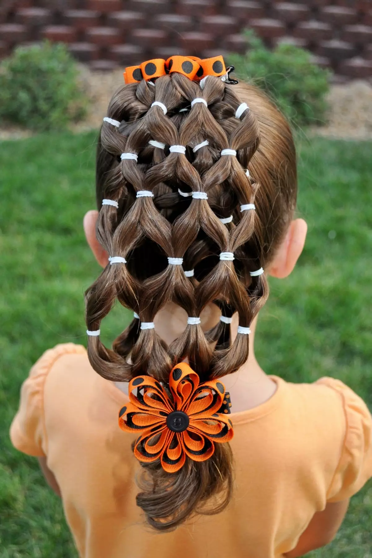 თმის ვარცხნილობა გოგონებისათვის ყოველდღე (74 ფოტო): ჩადება ბავშვთა მარტივი ლამაზი შემთხვევითი hairstyles გოგონების 6, 8 და 14 წლის განმავლობაში 5 წუთში 16810_64
