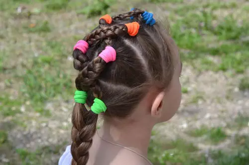 Hairstyles για τα κορίτσια για κάθε μέρα (74 φωτογραφίες): Κάντε τα απλά όμορφα casual hairstyles για τα κορίτσια 6, 8 και 14 χρόνια σε 5 λεπτά 16810_65