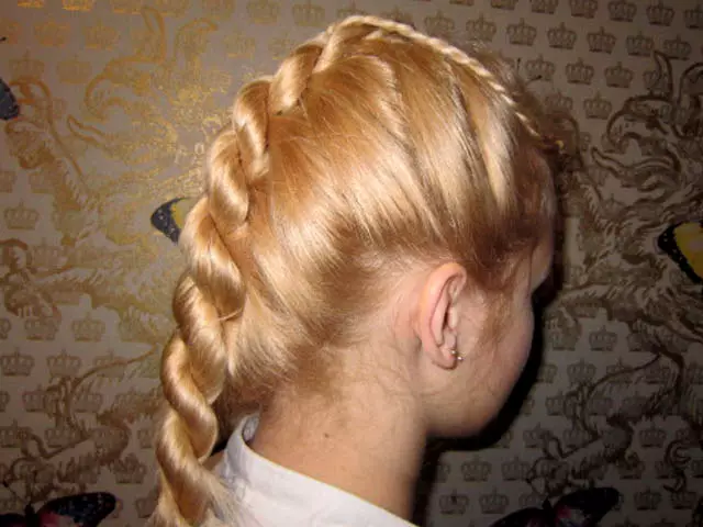 თმის ვარცხნილობა გოგონებისათვის ყოველდღე (74 ფოტო): ჩადება ბავშვთა მარტივი ლამაზი შემთხვევითი hairstyles გოგონების 6, 8 და 14 წლის განმავლობაში 5 წუთში 16810_68