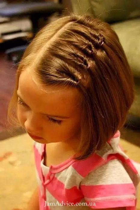 Hairstyles voor meisjes voor elke dag (74 foto's): maak een eenvoudige mooie casual kapsels van kinderen voor meisjes 6, 8 en 14 jaar in 5 minuten 16810_7