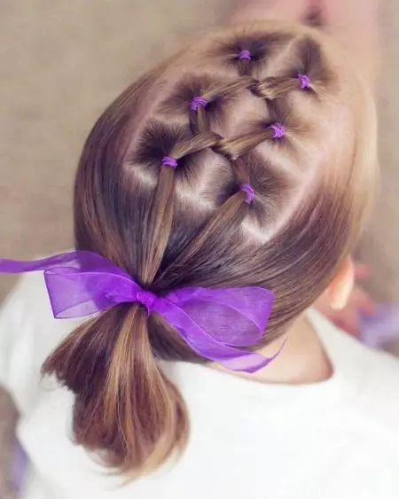 თმის ვარცხნილობა გოგონების მოკლე თმის საბავშვო ბაღში: მიღების ბავშვთა hairstyles, იდეები და რჩევები დიზაინი 16812_15