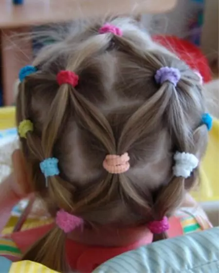 Peiteados para nenas para cabelos curtos en xardín de infancia: facer peiteados infantís, ideas e consellos sobre o deseño 16812_17