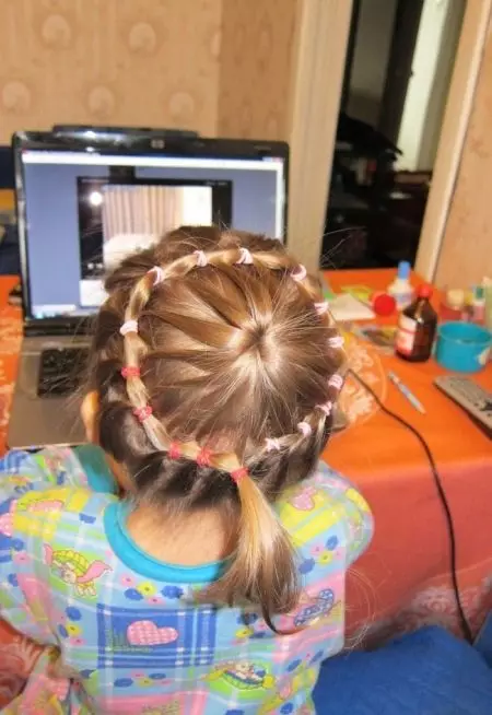 Kiểu tóc cho bé gái cho tóc ngắn ở trường mẫu giáo: Làm kiểu tóc cho trẻ em, ý tưởng và mẹo về thiết kế 16812_18