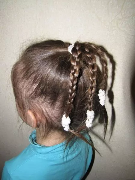 تسريحات الشعر للفتيات للشعر القصير في رياض الأطفال: جعل الطفل تسريحات الشعر، والأفكار والنصائح حول تصميم 16812_19