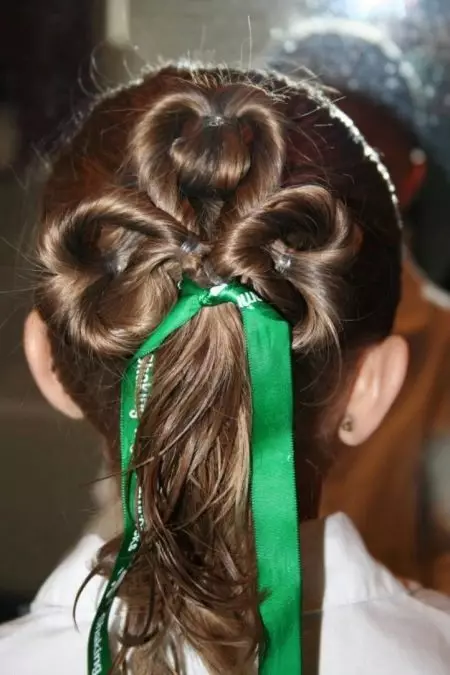 Peinados para niñas para cabello corto en jardín de infantes: hacer que los peluques de los niños, las ideas y las puntas de los niños en el diseño 16812_20