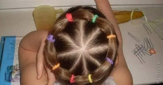 Kiểu tóc cho bé gái cho tóc ngắn ở trường mẫu giáo: Làm kiểu tóc cho trẻ em, ý tưởng và mẹo về thiết kế 16812_22