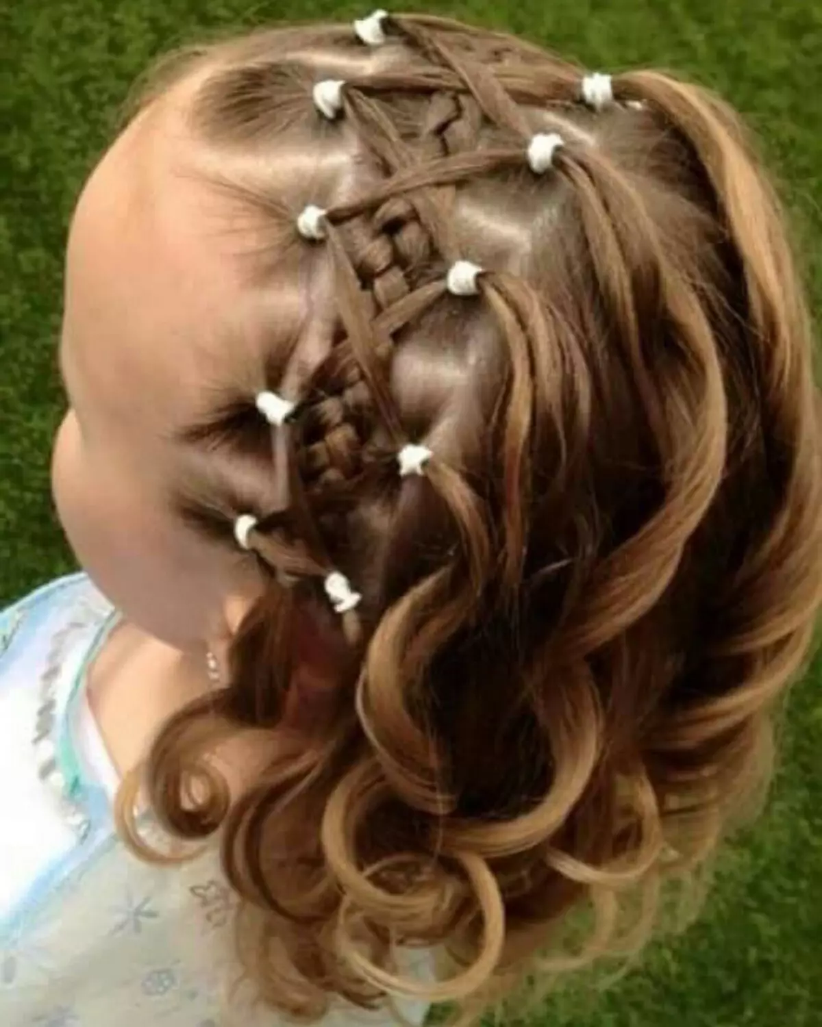 किंडरगार्टन में छोटे बाल के लिए लड़कियों के लिए हेयर स्टाइल: डिज़ाइन पर बच्चों के हेयर स्टाइल, विचार और टिप्स बनाना 16812_29