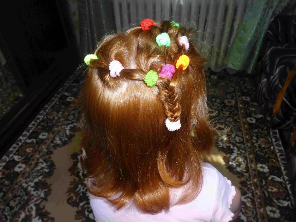 თმის ვარცხნილობა გოგონების მოკლე თმის საბავშვო ბაღში: მიღების ბავშვთა hairstyles, იდეები და რჩევები დიზაინი 16812_3