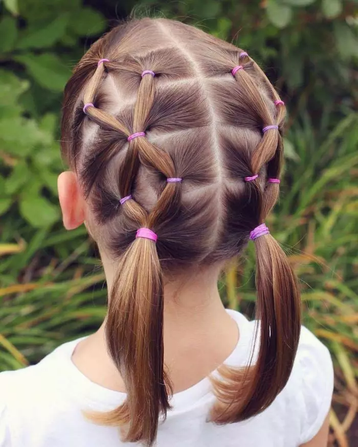 Modne fryzury dla dziewcząt (65 zdjęć): Jak zrobić najbardziej stylowe fryzury dla dzieci dla dzieci 5, 6 i 8 lat? Cechy kierunku mody w fryzurach dla dzieci 16814_11