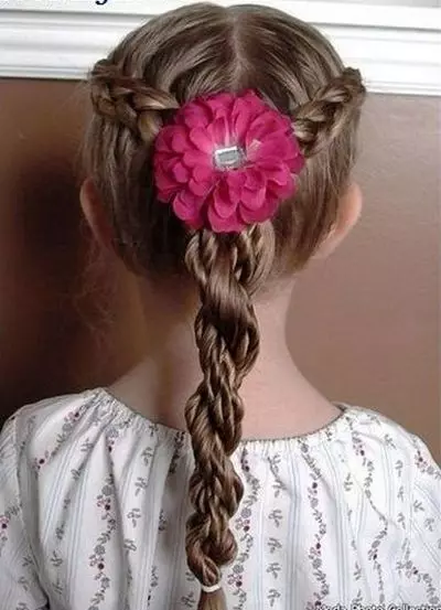Kiểu tóc thời trang cho các cô gái (65 ảnh): Làm thế nào để tạo ra kiểu tóc của trẻ em sành điệu nhất cho trẻ em 5, 6 và 8 tuổi? Các tính năng của hướng thời trang trong kiểu tóc của trẻ em 16814_12